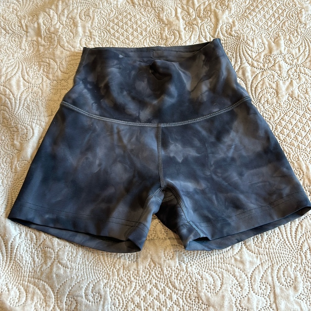Lululemon Wunder Train Contour Fit shorts size 4
